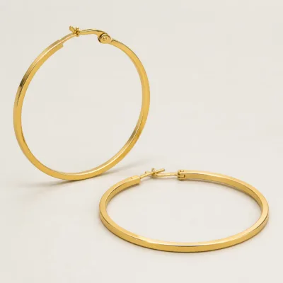 Par de argolas douradas de 60 mm numa composição de seda neutra