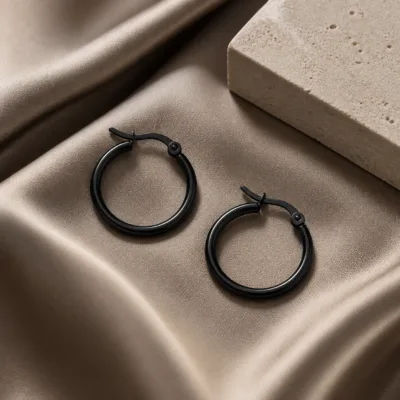 Brincos de argola pretos de 18 mm sobre base mineral clara