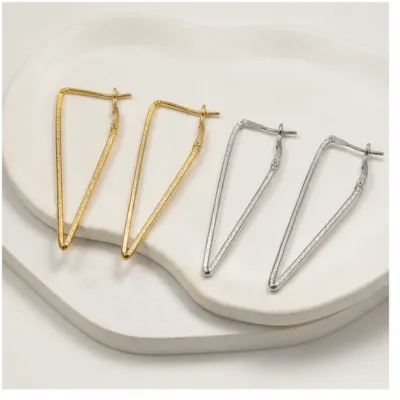 Brincos triangulares dourados e prateados de 60 mm