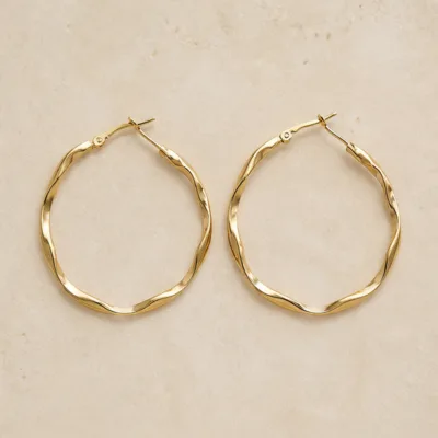 Brincos de argola dourados de 50 mm em perspetiva