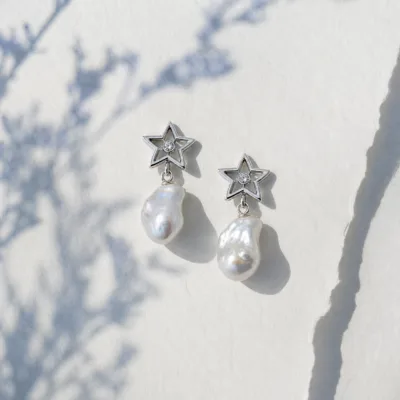 Brincos de estrela com pérolas barrocas em composição