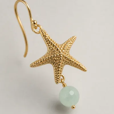 Detalhe da estrela-do-mar texturada e conta verde pendente