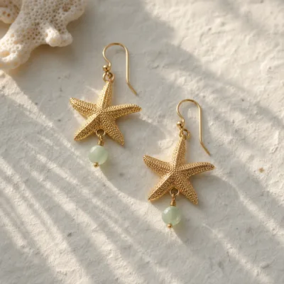 Brincos estrela-do-mar dourados com contas verdes em composição
