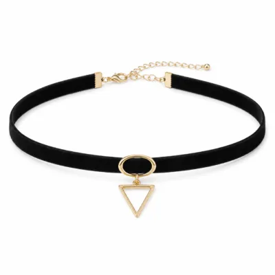 Gargantilha Preta com Pendente Triângulo Dourado