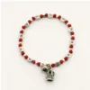 Pulseira vermelha com contas OK e coroa prateada