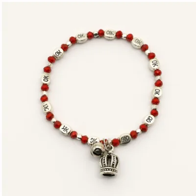 Pulseira vermelha com contas OK e coroa prateada