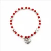Pulseira vermelha e branca com corações prateados