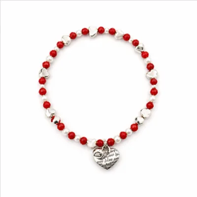 Pulseira vermelha e branca com corações prateados