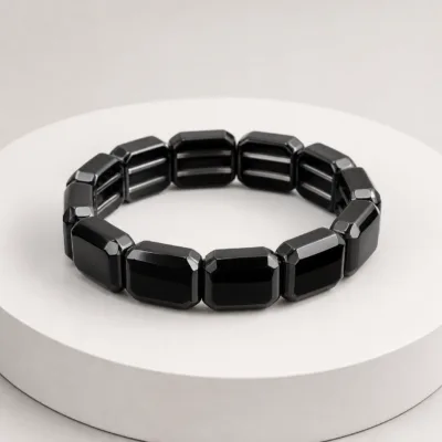 Pulseira preta de contas retangulares de vidro facetado