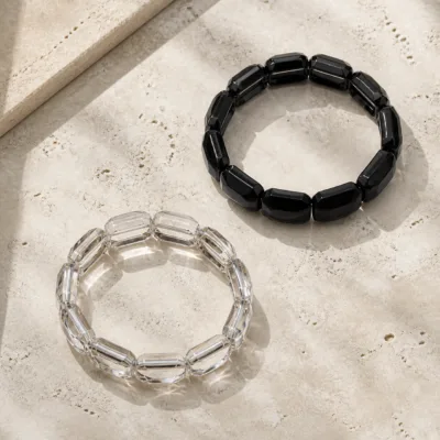 Vista superior das pulseiras de vidro transparente e preto