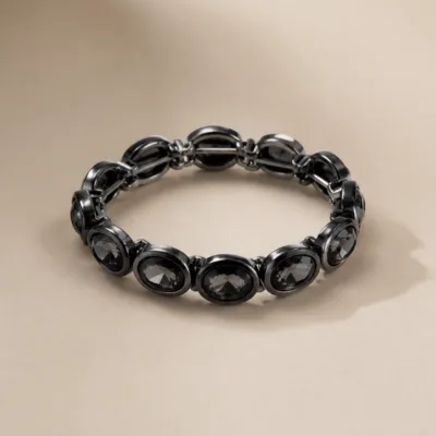 Pulseira preta com pedras ovais de vidro facetado