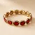 B — Dourada com vidro vermelho