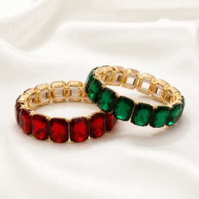 Pulseiras elásticas com cristais retangulares vermelhos e verdes