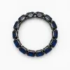 Pulseira elástica com cristais retangulares azul-safira em estúdio