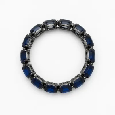Pulseira elástica com cristais retangulares azul-safira em estúdio