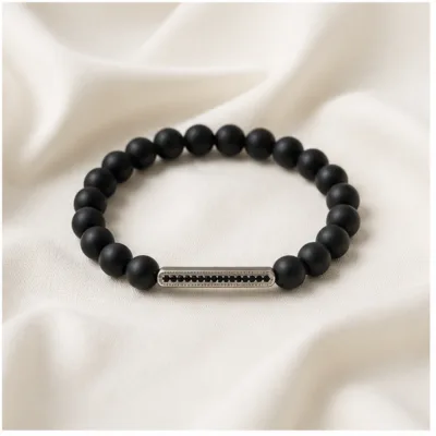 Pulseira de pedra natural preta apresentada num cenário elegante
