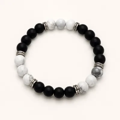Pulseira de pedra natural preta e branca com detalhes prateados