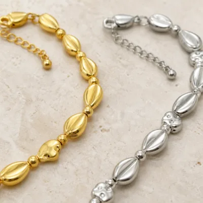 Close-up of polished teardrop links and adjustable clasps 70669-05-2