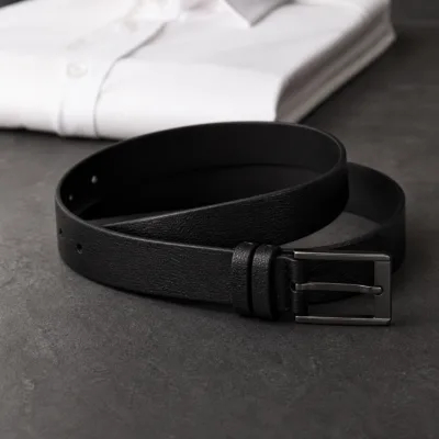 Cinto preto de homem em PU numa composição elegante