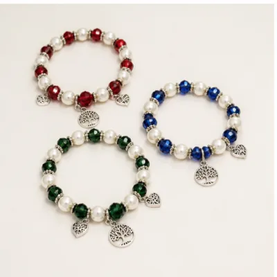 Pulseiras vermelha, azul e verde com pérolas e pendentes prateados