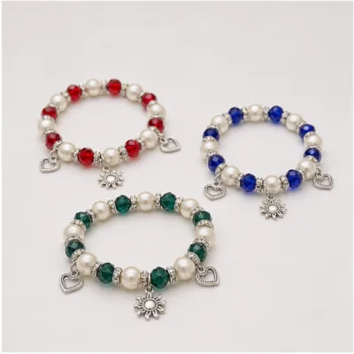 Pulseiras vermelha, azul e verde com pérolas e pendentes prateados
