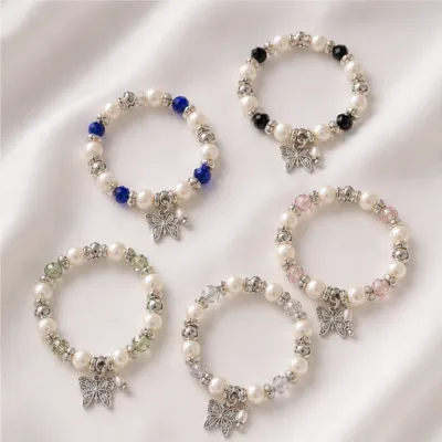 Cinco modelos de pulseira de pérolas e cristais com borboleta