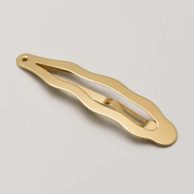Detalhe do fecho de pressão do gancho dourado