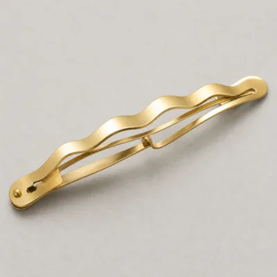 Detalhe do fecho de pressão do gancho dourado de 6,5 cm