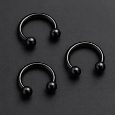 Piercing de septo pretos