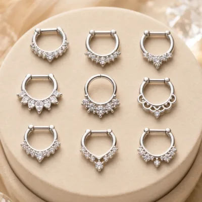 Detalhe dos piercings de septo prateados com zircónias