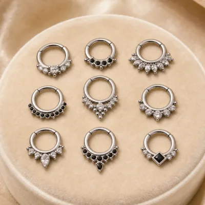 Detalhe dos piercings de septo prateados com zircónias