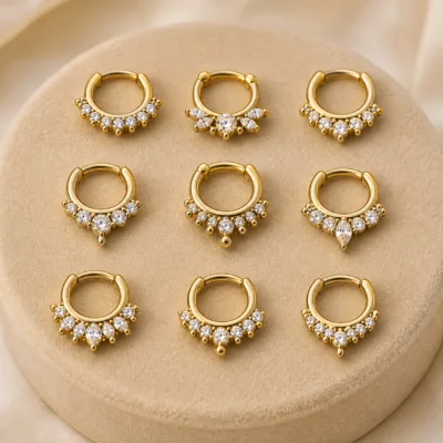 Detalhe dos piercings de septo dourados com zircónias
