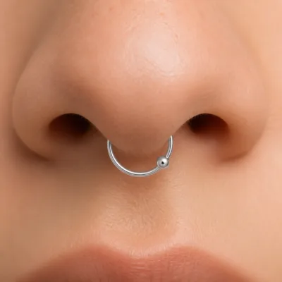 Piercing de septo em prata 925 aplicado no nariz