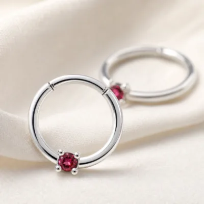 Detalhe da zircónia rosa num piercing de septo em prata 925
