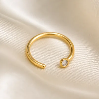 Detalhe da zircónia branca no piercing de septo dourado em prata 925