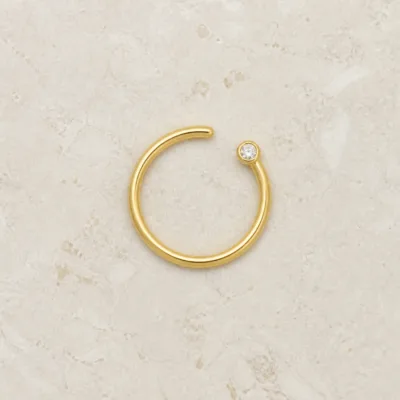 Vista superior do piercing de septo dourado de 8 mm com zircónia branca
