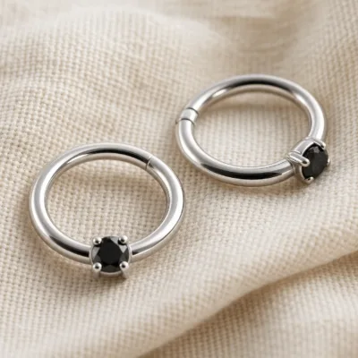 Detalhe da zircónia preta num piercing de septo em prata 925
