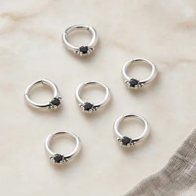 Piercing de septo em prata 925 com zircónia preta