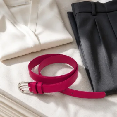 Cinto rosa-framboesa em composição elegante com blusa e calças