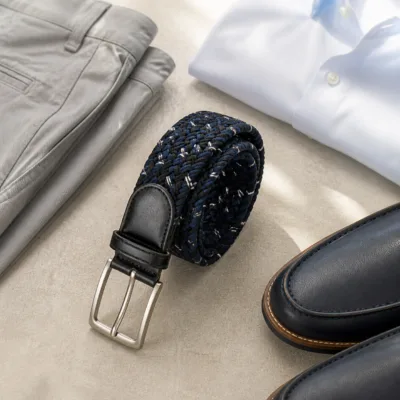 Cinto elástico azul-marinho numa composição smart casual