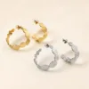 Pares de brincos de argola com discos em dourado e prateado