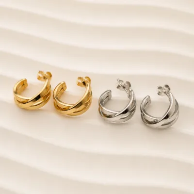 Pares de brincos de argola com bandas entrelaçadas em dourado e prateado
