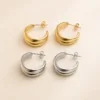 Pares de brincos de argola com crescente em camadas em dourado e prateado