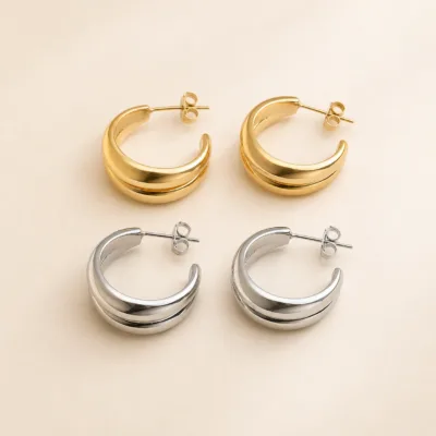 Pares de brincos de argola com crescente em camadas em dourado e prateado