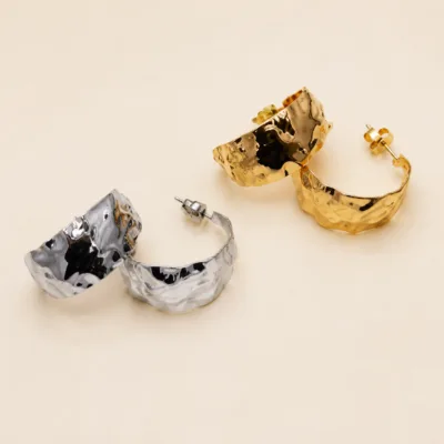 Pares de brincos de argola largos com textura martelada em dourado e prateado