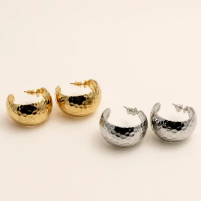 Pares de brincos de argola abaulados com textura martelada em dourado e prateado