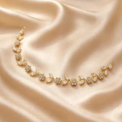 Acessório dourado de cabelo para noiva com flores e folhas de zircónia