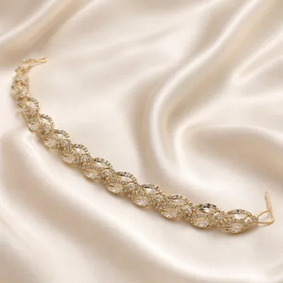Acessório dourado de cabelo para noiva com elos de folhas e zircónias