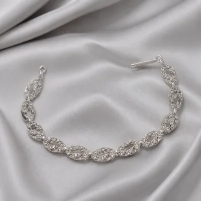 Acessório prateado de cabelo para noiva com elos de folhas e zircónias