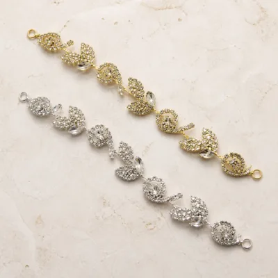 Acessório de cabelo para noiva com flores e folhas em dourado e prateado
